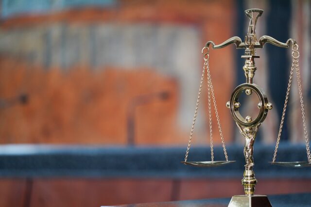 La condena y el pago de una indemnización le fue impuesta a Yefry Vargas Sánchez por el Quinto Tribunal Colegiado, que integran los jueces Julio Aybar Ortiz, Laisa Matos Durán y Nelcy Xiomara Ortega Ramírez, por los hechos cometidos en perjuicio de la adolescente, nombre se omite para preservar su integridad.