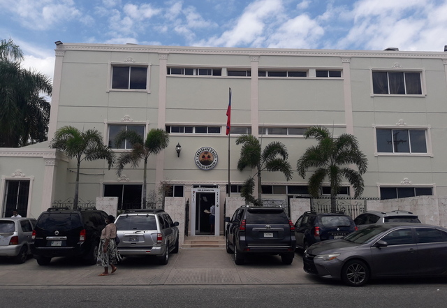 Embajada de Haití Santo Domingo (1) La misión haitiana en Santo Domingo condena la acción brutal contra el centro de salud, pero aclara que la agresora es de nacionalidad dominicana y que al momento de la acción y posterior a la detención no portaba ningún documento de identidad.