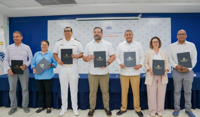 Firma convenio para iniciar observación de ballenas