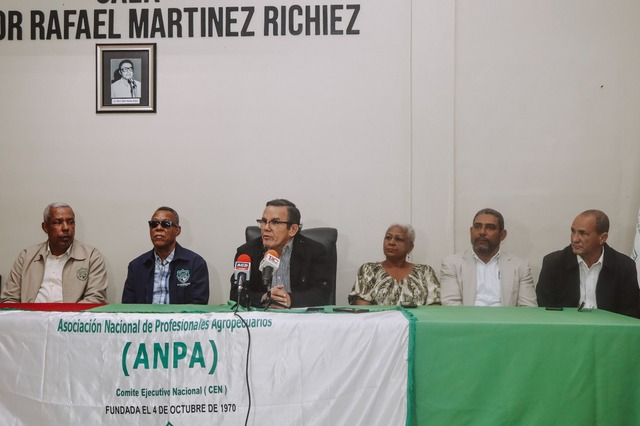 Durante la reunión, el Presidente Abinader ratificó el aumento salarial para los profesionales agropecuarios, el cual comenzará a ejecutarse a partir del mes de febrero de este año, cumpliendo así con el anuncio realizado por la ANPA en diciembre de 2024