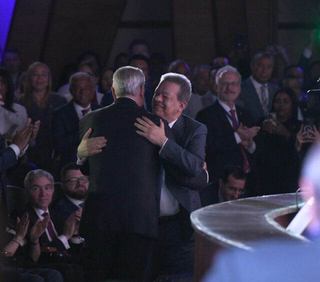 Lideres se abrazan El abrazo de Abinader y Leonel
