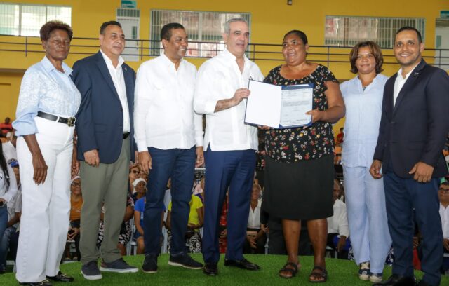 Abinader entrega titulos de propieda