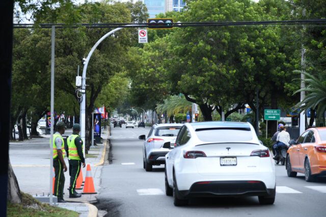 El Gabinete de Transporte dio inicio a la tercera fase de restricción de giros a la izquierda en intersecciones estratégicas del Gran Santo Domingo como parte del plan de gestión de tráfico “RD Se Mueve”. 