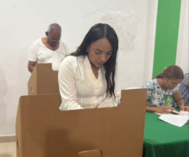 Diputada Tayluma Calderón afirma FP dio muestra de civismo y democracia La diputada de la Fuerza del Pueblo (FP) por la provincia de Santo Domingo, Tayluma Calderón, afirmó que su organización dio muestra de civismo y democracia interna, durante las elecciones celebradas este domingo para escoger parte de los miembros de la estructura que dirigirán ese partido con miras a los comicios del año 2028.