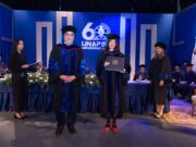 Irene Vallejo exhorta a las universidades a liderar una > para enfrentar la era de la desinformación