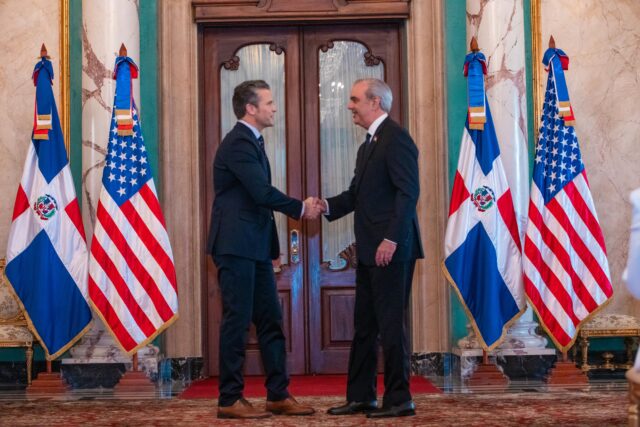 Hegseth agradeció al presidente Abinader “por apoyar el acuerdo temporario destacando que se realiza “respetando completamente su soberanía y sus leyes y todas las dinámicas aquí en la República Dominicana”. En sus palabras, se trata de “una gran colaboración y, realmente, un esfuerzo junto entre nuestros dos países contra el narcotrafico y el narcoterrorismo”, el cual definió como “un modelo para la región”.