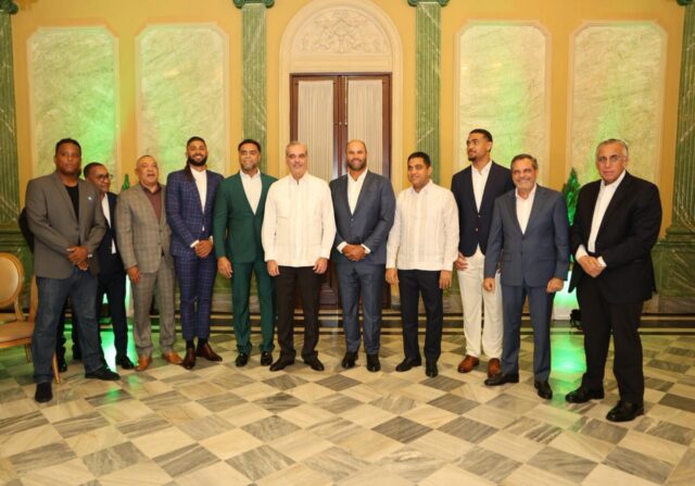 Durante la actividad, el presidente Abinader compartió de manera cercana y efusiva con los jugadores, destacando su impacto positivo como embajadores del país y modelos a seguir para la juventud dominicana.
