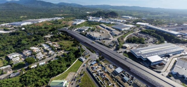 MOPC anuncia licitación para construcción del elevado del km 28 de la Autopista Duarte sta obra representa una solución definitiva a uno de los cuellos de botella más significativos de la Autopista Duarte. La combinación del paso elevado con la ampliación de carriles, eliminación de dos semáforos en el entorno de Pedro Brand y la construcción de vías marginales permitirá segregar eficientemente el tráfico local del expreso, reduciendo los tiempos de desplazamiento y mejorando sustancialmente la circulación.