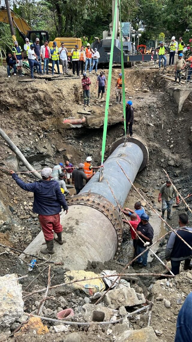La avería se produjo a las 11:20 de la mañana del jueves 25 de diciembre, en la comunidad de La Zanja, municipio de Sabana Iglesia, provincia Santiago, cuando se registró la rotura de la tubería de aducción del acueducto Cibao Central. De inmediato, el Gobierno activó un protocolo de respuesta y declaró la zona en estado de emergencia, disponiendo equipos pesados, personal técnico especializado y brigadas operativas de Coraasan e INAPA para intervenir el área.