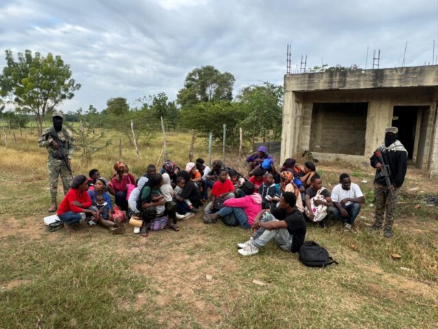 Los extranjeros indocumentados fueron trasladados bajo custodia militar para los fines legales correspondientes, conforme a lo establecido por las leyes migratorias vigentes y en coordinación con las autoridades competentes.