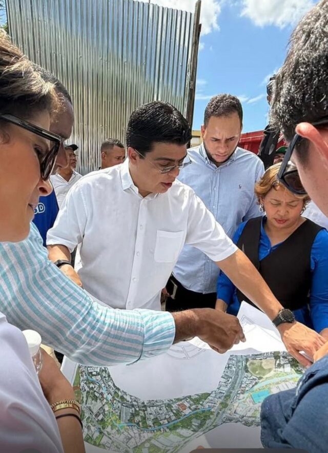 Los trabajos se ejecutan con el apoyo del Ministerio de Obras Públicas para agilizar los trabajos que ejecuta el gobierno en las inmediaciones de la Plaza de la Bandera, y se aprovechará para fortalecer la capacidad operativa y mejorar la integración de las redes de distribución de agua potable.