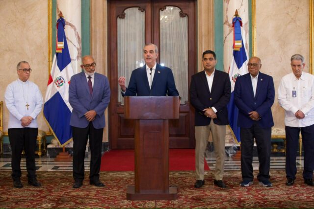 El jefe de Estado agradeció de manera especial a los integrantes de la comisión por aceptar esta responsabilidad, al tiempo que subrayó que su solvencia moral, trayectoria y formación profesional constituyen una garantía para el uso adecuado de los fondos públicos destinados a estas inversiones.