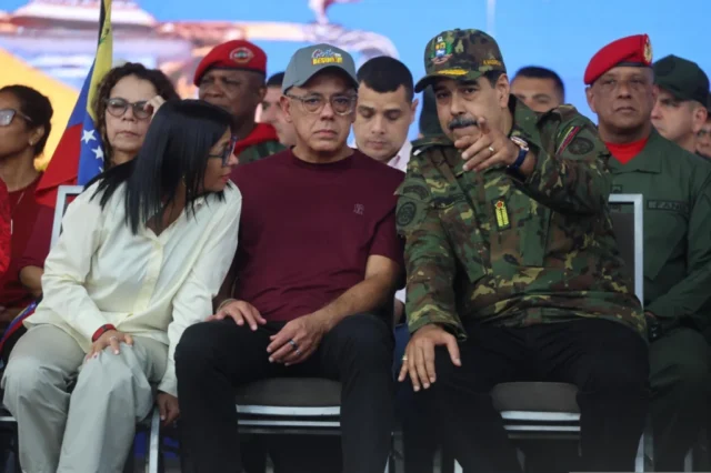 Según la vicepresidenta, el presidente Maduro había advertido previamente al pueblo sobre una posible agresión de esta naturaleza, que afectaría a civiles en diversos puntos del país. Ante la situación, se activó la defensa de la nación conforme a las instrucciones del mandatario.