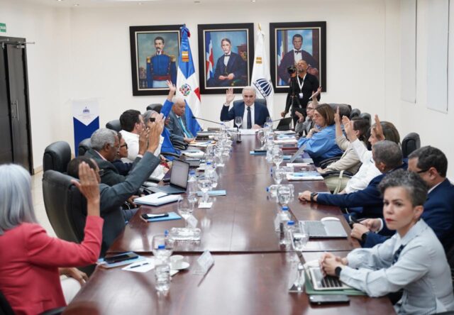 El Estatuto Orgánico del ISFODOSU, organismo desconcentrado del Ministerio de Educación, establece que los aspirantes deben poseer formación académica y experiencia en gestión educativa, solvencia moral, prestigio intelectual y una reconocida incidencia positiva en los ámbitos científico, cultural y educativo.