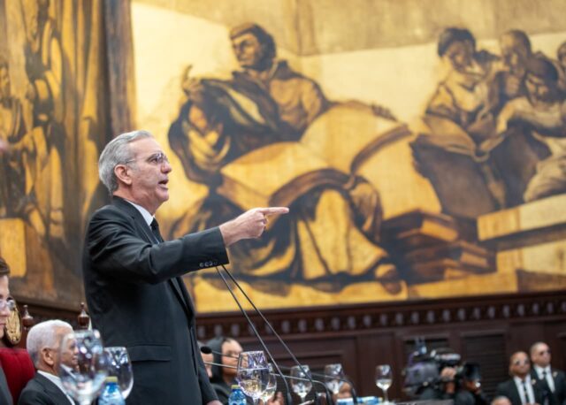 Presidente Abinader reitera en su gobierno no existen intocables ni privilegios frente a la ley y que la lucha contra la corrupción no es una declaratoria más; es su columna vertebral, su brújula moral inamovible Dice que en los casos de corrupción, como el de Senasa, en el que el gobierno se ha constituido en actor civil, los culpables no solo tendrán encima todo el peso de la ley, mi compromiso es que tendrán que devolver hasta el último peso de lo robado. “Que nadie tenga dudas: yo tengo amigos, pero no cómplices y este gobierno no retrocede, no negocia y no se rinde frente a la corrupción. Cueste lo que cueste; me cueste lo que me cueste. Ese es mi compromiso incondicional con mi país, con mi padre y con Dios”. Santo Domingo. – El presidente Luis Abinader afirmó este viernes, durante su discurso de Rendición de Cuentas ante la Asamblea Nacional, que la lucha contra la corrupción y el fortalecimiento del Estado de Derecho constituyen la columna vertebral de su gestión, reiterando que en su gobierno no existen intocables ni privilegios frente a la ley. “Con las reformas a la justicia penal estamos cumpliendo una promesa fundamental: construir un Estado que no tolere la impunidad. No hablamos de palabras, hablamos de hechos. Hemos tomado decisiones estructurales para que el sistema de justicia tenga la capacidad real de investigar, juzgar y sancionar con rigor a quienes violan la ley, sin privilegios ni excepciones”. El jefe de Estado recordó que fue dejado atrás un Código Penal del siglo XIX que limitaba la capacidad del Estado para enfrentar delitos complejos y que afectan la seguridad y la confianza de la gente. “Reformamos también el Código Procesal Penal para eliminar trabas innecesarias, fortalecer la protección a las víctimas y evitar que el paso del tiempo se convierta en aliado de la impunidad”. Indicó además que el Poder Ejecutivo impulsó y apoyó otras modificaciones normativas para consolidar el Estado de Derecho, incluyendo la actualización del régimen de compras y contrataciones públicas, cuya ley entró en vigor recientemente con la promulgación de su reglamento de aplicación. Asimismo, resaltó la creación del Ministerio de Justicia para ordenar el sistema institucional y garantizar la separación de poderes. “Y con la creación del Ministerio de Justicia ordenamos el sistema, respetando la separación de poderes, para que el Ministerio Público se concentre plenamente en su tarea esencial: perseguir el delito”. El presidente Abinader fue enfático al referirse a la lucha contra la corrupción como eje central de su administración. “Permítanme ser absolutamente claro en este punto: la lucha contra la corrupción no es una declaratoria más de este gobierno; es su columna vertebral, su brújula moral inamovible”. “Para mí, como presidente de la República, esta lucha me toca en lo más personal. Porque sé, y lo sé con dolor y con indignación, que cada acto de corrupción destruye la confianza, rompe esperanzas y le roba futuro a la gente honesta de este país. Y por eso no habrá tregua, no habrá contemplaciones y no habrá marcha atrás”. El mandatario aseguró que en su gobierno no existen privilegios ante la ley. “En este gobierno no existen intocables. No existen protegidos. No existen excusas. Nadie está por encima de la ley”. Agregó que cuando han surgido pruebas, incluso en instituciones sensibles como SeNaSa, la actuación ha sido inmediata. “Cuando han surgido pruebas, incluso en instituciones tan sensibles como SeNaSa, la respuesta ha sido una sola: enviarlo al ministerio público para que investigue, actúe y se asuman las consecuencias. Sin interferencias. Sin presiones. Sin encubrimientos”. Subrayó que su gestión ha fortalecido la independencia del Ministerio Público y respetado estrictamente la separación de poderes. “La justicia no puede ser un instrumento del poder político. La justicia debe ser un límite del poder. Y una democracia solo se respeta cuando la ley alcanza incluso y, sobre todo, a quienes gobiernan”. El presidente afirmó que un Estado honesto no es una opción, es una obligación mora, es la base de la confianza, el cimiento del desarrollo y la única garantía de que los recursos públicos lleguen a donde deben llegar a la gente. RD mejora por quinto año consecutivo En ese sentido, señaló que la República Dominicana ha mejorado por quinto año consecutivo en el Índice de Percepción de la Corrupción de Transparencia Internacional, pasando de la posición 136 en 2020 a la 99 en 2025. Indicó además el avance de 30 posiciones en el Índice de Efectividad del Gobierno del Banco Mundial, el salto del lugar 176 al 64 en el pilar de Efectividad Judicial del Índice de Libertad Económica de Heritage Foundation, la consolidación en el puesto 58 a nivel global en el Índice de Libertad Económica y el ascenso del lugar 65 al 20 en la encuesta sobre Estabilidad Política del Foro Económico Mundial. Ante la Asamblea Nacional y el país, reiteró su compromiso firme contra la impunidad. “Mientras yo sea Presidente de la República, no habrá escondites, no habrá silencios cómplices y no habrá poder que esté por encima de la ley”. En relación con casos de corrupción como el de SeNaSa, informó que el gobierno se ha constituido en actor civil. “Los culpables no solo tendrán encima todo el peso de la ley, mi compromiso es que tendrán que devolver hasta el último peso de lo robado. Y para eso, he instruido al equipo de recuperación del patrimonio público, quienes están aquí presentes. ¡No descansen hasta conseguirlo!”. No habrá impunidad para la corrupción del pasado, ni tampoco para la que se cometa en el futuro Recordó además las palabras pronunciadas al asumir el mandato hace casi seis años. “No habrá impunidad para la corrupción del pasado, ni tampoco para la que se cometa en el futuro”. Y reiteró otra advertencia realizada al inicio de su gestión: “El funcionario que se equivoque con el dinero del pueblo será inmediatamente destituido y puesto a disposición de la justicia”. Hoy puedo decir, con la frente en alto y la coherencia intacta, que esas palabras se han cumplido”. Finalmente, el presidente Abinader reafirmó su compromiso personal con la honestidad y la transparencia. “Para mí la honestidad no es un discurso: es una línea que no se cruza. La transparencia no es una opción: es un deber”. Concluyó diciendo que: “Que nadie tenga dudas: yo tengo amigos, pero no cómplices y este gobierno no retrocede, no negocia y no se rinde frente a la corrupción. Cueste lo que cueste; me cueste lo que me cueste. Ese es mi compromiso incondicional con mi país, con mi padre y con Dios”.
