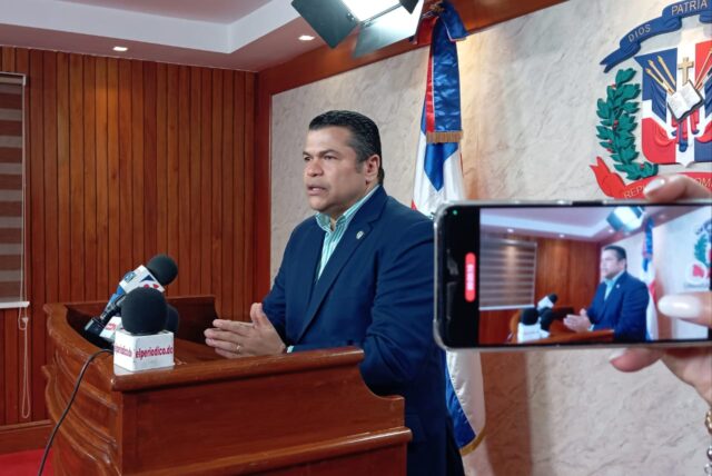 Diputado Tobías Crespo acusa a Eduardo Estrella Ministro de Obras Publicas y a la alcaldesa Carolina Mejía de mutilar las áreas verdes de Los Jardines del Norte