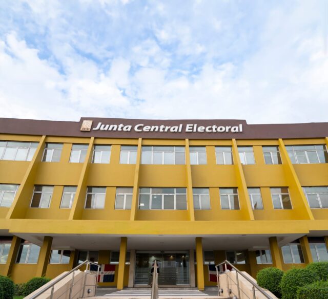Asimismo, informó que los ciudadanos y ciudadanas podrán renovar su cédula en cualquier centro de cedulación del país, sin importar su lugar de residencia.