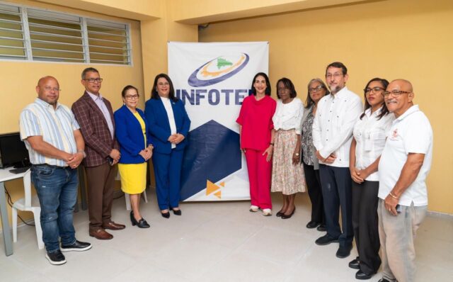 inaugura aulas de belleza e informática equipadas por INFOTEP en Ensanche Capotillo