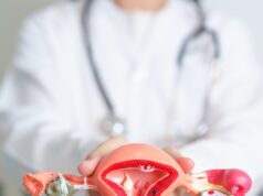 Tu Derecho a Soñar: Por qué la Salud Reproductiva es un Asunto de Todos Tu Derecho a Soñar: Por qué la Salud Reproductiva es un Asunto de Todos Por Ramon López Álvarez, Consultor de marketing digital en salud y turismo reproductivo. Durante años he trabajado en el sector de la fertilidad en República Dominicana. He visto historias de esperanza, sí. Pero también he visto historias de dolor silencioso. De parejas que cargan una tristeza que el mundo no ve. De personas cuyo derecho a formar familia se convierte en una batalla que libran solas. La infertilidad no mata el cuerpo. Pero mata los sueños. Mata la esperanza. Mata esa imagen que siempre tuviste de tu futuro. Y lo peor es que nadie habla de ello. Es un duelo privado en un mundo que celebra públicamente la maternidad y la paternidad. He escuchado historias de mujeres que evitan conversaciones familiares. De hombres que cuestionan su identidad. De relaciones que se fracturan bajo el peso de la incertidumbre. De personas que pierden años, años valiosos, sin saber que su salud reproductiva necesitaba atención hace tiempo. La infertilidad no es un lujo de conversación. No aparece de la nada cuando decides tener hijos. Comienza ahora. Hoy. En las decisiones que tomas sobre tu cuerpo, tu estrés, tus hábitos, tu salud mental. En los chequeos que evitas. En la información que ignoras. Y aquí está la verdad incómoda: Hemos normalizado hablar de cardiología, de nutrición, de salud dental, de salud mental. Pero cuando alguien menciona fertilidad, bajamos la voz. Miramos hacia otro lado. Y eso es profundamente injusto. La salud reproductiva es tan fundamental como cualquier otra dimensión del bienestar humano. Porque cuando proteges tu fertilidad, no solo proteges tu derecho a formar familia. Proteges tu estabilidad emocional. Proteges tus relaciones. Proteges tu sentido de futuro. Proteges tu productividad, tu paz mental, tu identidad. Es hora de que tengamos esta conversación sin vergüenza. Es hora de que entiendas que cuidar tu salud reproductiva no es vanidad. Es urgencia. Es un acto de amor hacia ti mismo y hacia el futuro que imaginas. Por eso lanzo la campaña #YoCuidoMiFertilidad. Porque es momento de crear conciencia. De hablar sin tabúes. De educar. De prevenir. De empoderar a cada persona para que entienda que su fertilidad es su responsabilidad, pero también su derecho. Tu sueño merece ser protegido desde ahora.