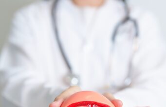 Tu Derecho a Soñar: Por qué la Salud Reproductiva es un Asunto de Todos Tu Derecho a Soñar: Por qué la Salud Reproductiva es un Asunto de Todos Por Ramon López Álvarez, Consultor de marketing digital en salud y turismo reproductivo. Durante años he trabajado en el sector de la fertilidad en República Dominicana. He visto historias de esperanza, sí. Pero también he visto historias de dolor silencioso. De parejas que cargan una tristeza que el mundo no ve. De personas cuyo derecho a formar familia se convierte en una batalla que libran solas. La infertilidad no mata el cuerpo. Pero mata los sueños. Mata la esperanza. Mata esa imagen que siempre tuviste de tu futuro. Y lo peor es que nadie habla de ello. Es un duelo privado en un mundo que celebra públicamente la maternidad y la paternidad. He escuchado historias de mujeres que evitan conversaciones familiares. De hombres que cuestionan su identidad. De relaciones que se fracturan bajo el peso de la incertidumbre. De personas que pierden años, años valiosos, sin saber que su salud reproductiva necesitaba atención hace tiempo. La infertilidad no es un lujo de conversación. No aparece de la nada cuando decides tener hijos. Comienza ahora. Hoy. En las decisiones que tomas sobre tu cuerpo, tu estrés, tus hábitos, tu salud mental. En los chequeos que evitas. En la información que ignoras. Y aquí está la verdad incómoda: Hemos normalizado hablar de cardiología, de nutrición, de salud dental, de salud mental. Pero cuando alguien menciona fertilidad, bajamos la voz. Miramos hacia otro lado. Y eso es profundamente injusto. La salud reproductiva es tan fundamental como cualquier otra dimensión del bienestar humano. Porque cuando proteges tu fertilidad, no solo proteges tu derecho a formar familia. Proteges tu estabilidad emocional. Proteges tus relaciones. Proteges tu sentido de futuro. Proteges tu productividad, tu paz mental, tu identidad. Es hora de que tengamos esta conversación sin vergüenza. Es hora de que entiendas que cuidar tu salud reproductiva no es vanidad. Es urgencia. Es un acto de amor hacia ti mismo y hacia el futuro que imaginas. Por eso lanzo la campaña #YoCuidoMiFertilidad. Porque es momento de crear conciencia. De hablar sin tabúes. De educar. De prevenir. De empoderar a cada persona para que entienda que su fertilidad es su responsabilidad, pero también su derecho. Tu sueño merece ser protegido desde ahora.