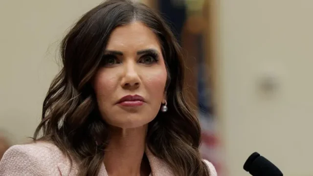 En una publicación de su plataforma Truth Social, Trump agregó que eligió al senador Markwayne Mullin, republicano por Oklahoma, para que la reemplace en el cargo a partir del 31 de marzo.