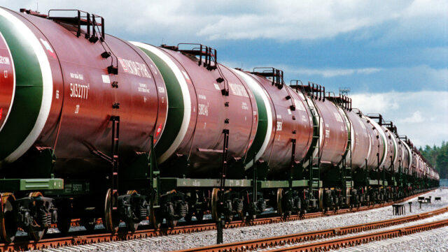 n ese contexto, afirmó que, ante la situación en Irán y los riesgos para el tránsito por el estrecho de Ormuz, Rusia puede ofrecer rutas de transporte y cadenas logísticas más seguras y estables para el petróleo y el gas.