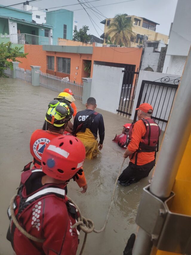 Defensa Civil atiende situaciones provocadas por las lluvias desde este martes