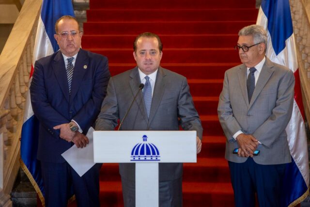 Gobierno anuncia nuevas medidas para enfrentar el impacto de la crisis en Medio Oriente sobre la economía dominicana Presidente Abinader busca con estas medidas generar una disponibilidad cercana a RD$40,000 millones. Reducirán gastos operativos, adquisición de vehículos, servicios y contrataciones, eventos, viáticos, pasajes, combustibles, publicidad, entre otros. Proponen la reducción del 50% del presupuesto de los partidos políticos. Santo Domingo, 30 de abril de 2026.- El presidente de la República, Luis Abinader, y la vicepresidenta Raquel Peña, encabezaron este jueves el quincuagésimo séptimo Consejo de Ministros, celebrado en el Palacio Nacional, con el objetivo de dar seguimiento al plan gubernamental para enfrentar el impacto sobre la economía dominicana de la crisis en Medio Oriente. José Rijo Presbot, director general de Presupuesto, explicó que el Gobierno ha dispuesto una serie de medidas de contención y eficientización del gasto público para generar una disponibilidad cercana a RD$40,000 millones, partiendo del principio de respetar todos los compromisos ya formalizados bajo contrato, mientras que aquellas apropiaciones presupuestarias aún no comprometidas serán sometidas a revisión, ajuste o reducción según las prioridades nacionales. Detalló que estas acciones incluyen la reducción de gastos operativos, la contención en la adquisición de vehículos, con excepción de áreas prioritarias como asistencia social y seguridad alimentaria, disminución de reparaciones y mantenimientos menores, racionalización de servicios y contrataciones, limitación de eventos a costos mínimos, ajustes en textiles, vestuario, viáticos, pasajes, racionalización de combustible y publicidad, la reducción de un 50% del presupuesto a los partidos político, entre otros. Además, una reducción verificable de transferencias corrientes a organismos autónomos, descentralizados y empresas públicas con capacidad de generar sus propios recursos. Presbot subrayó que estas decisiones responden a la necesidad de posponer temporalmente todo gasto no prioritario, con el propósito de fortalecer la capacidad de respuesta del Estado ante el contexto internacional, preservar la estabilidad económica y asegurar que los recursos públicos se concentren en proteger a los sectores más vulnerables y sostener el dinamismo del país. Por otro lado, el ministro de la Presidencia, José Ignacio Paliza, explicó que el país enfrenta un choque externo, cuyo principal canal de transmisión para economías como la dominicana es el aumento en los precios internacionales del petróleo, lo que genera presiones directas sobre la inflación y el costo de vida. En ese sentido, destacó que cada aumento sostenido de US$10 por barril implica alrededor de US$763 millones adicionales en la factura petrolera anual de la República Dominicana, lo que incrementa las presiones fiscales y los costos asociados a los subsidios. Asimismo, resaltó que, pese al contexto internacional, la República Dominicana ha logrado contener el impacto mejor que la mayoría de países de la región, gracias a las medidas adoptadas para proteger a las familias dominicanas. No obstante, advirtió que estos esfuerzos implican un costo fiscal significativo, por lo que deben manejarse con prudencia y sostenibilidad. Mientras que el ministro de Hacienda y Economía, Magín Díaz, afirmó que República Dominicana enfrenta uno de los mayores choques de precios de su historia reciente, provocado por el alza de más de un 80 % en el precio del petróleo, pero aseguró que el Gobierno ha centrado su estrategia en tres objetivos esenciales: preservar la estabilidad macroeconómica, fiscal y social; mitigar el impacto sobre los alimentos, la canasta básica y los insumos agropecuarios; y sostener la inversión pública, apoyado en reservas internacionales superiores a US$16,000 millones, estabilidad cambiaria, crecimiento económico, fortalecimiento de los programas sociales y una política de austeridad orientada a proteger a la población más vulnerable.
