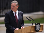 Keir Starmer dimite como primer ministro del Reino Unido El mandatario confirmó que seguirá en el cargo hasta que el Partido Laborista elija nuevo líder en septiembre. "Esto garantizará que haya un nuevo líder antes de que el Parlamento reanude sus sesiones en septiembre", expresó. Además, afirmó que hará "todo lo posible para asegurar una transición de poder ordenada". Como conclusión de su discurso de dimisión, indicó que tras dejar "el puesto más importante del país" dedicará más tiempo al "trabajo más importante" de ser "el mejor marido posible" y "el mejor padre posible". "También le brindaré a mi sucesor mi apoyo total e incondicional, sabiendo que heredará una Gran Bretaña mucho más fuerte y justa que la que heredé hace dos años, mejor preparada para los desafíos que se avecinan y con mayor capacidad para asegurar la reelección del Partido Laborista", subrayó y agradeció a todos sus amigos y colegas por su apoyo. Crisis gubernamental En particular, Sky News informó previamente que la ministra de Asuntos Exteriores británica, Yvette Cooper, habría pedido a Starmer que dimita. Según el medio, la funcionaria habría transmitido ese mensaje al jefe de Gobierno en privado durante el fin de semana. Además de Cooper, otros funcionarios de alto rango le instaron a que abandone el cargo. Entre ellos figuraban la ministra de Transporte, Heidi Alexander, que lo hizo el pasado viernes; la ministra del Interior, Shabana Mahmood, tras las elecciones locales del mes pasado; y el ministro de Energía, Ed Miliband, también después de esos comicios. Por su parte, Andy Burnham, el alcalde de Gran Mánchester, se posiciona como un firme aspirante a suceder a Starmer, tras su victoria en la elección parcial del pasado jueves en la que obtuvo el escaño para el Parlamento británico por el distrito electoral de Makerfield.
