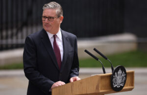 Keir Starmer dimite como primer ministro del Reino Unido El mandatario confirmó que seguirá en el cargo hasta que el Partido Laborista elija nuevo líder en septiembre. "Esto garantizará que haya un nuevo líder antes de que el Parlamento reanude sus sesiones en septiembre", expresó. Además, afirmó que hará "todo lo posible para asegurar una transición de poder ordenada". Como conclusión de su discurso de dimisión, indicó que tras dejar "el puesto más importante del país" dedicará más tiempo al "trabajo más importante" de ser "el mejor marido posible" y "el mejor padre posible". "También le brindaré a mi sucesor mi apoyo total e incondicional, sabiendo que heredará una Gran Bretaña mucho más fuerte y justa que la que heredé hace dos años, mejor preparada para los desafíos que se avecinan y con mayor capacidad para asegurar la reelección del Partido Laborista", subrayó y agradeció a todos sus amigos y colegas por su apoyo. Crisis gubernamental En particular, Sky News informó previamente que la ministra de Asuntos Exteriores británica, Yvette Cooper, habría pedido a Starmer que dimita. Según el medio, la funcionaria habría transmitido ese mensaje al jefe de Gobierno en privado durante el fin de semana. Además de Cooper, otros funcionarios de alto rango le instaron a que abandone el cargo. Entre ellos figuraban la ministra de Transporte, Heidi Alexander, que lo hizo el pasado viernes; la ministra del Interior, Shabana Mahmood, tras las elecciones locales del mes pasado; y el ministro de Energía, Ed Miliband, también después de esos comicios. Por su parte, Andy Burnham, el alcalde de Gran Mánchester, se posiciona como un firme aspirante a suceder a Starmer, tras su victoria en la elección parcial del pasado jueves en la que obtuvo el escaño para el Parlamento británico por el distrito electoral de Makerfield.