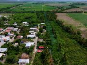 Gobierno impulsa electrificación rural en Bahoruco con inversiones por RD$48.5 millones La obra fue ejecutada por el Ministerio de Energía y Minas, a través de la Dirección de Electrificación Rural y Suburbana (DERS), como parte del plan nacional que impulsa el Gobierno para cerrar las brechas de acceso a la electricidad y promover el desarrollo económico y social de las comunidades más vulnerables.