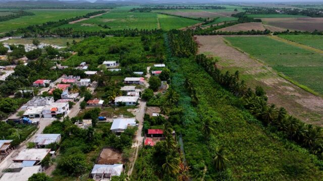 La obra fue ejecutada por el Ministerio de Energía y Minas, a través de la Dirección de Electrificación Rural y Suburbana (DERS), como parte del plan nacional que impulsa el Gobierno para cerrar las brechas de acceso a la electricidad y promover el desarrollo económico y social de las comunidades más vulnerables.