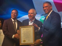 Cónsul Jesús Vásquez Martínez reconoce trayectoria y aportes del doctor Ramón Tallaj en Nueva York