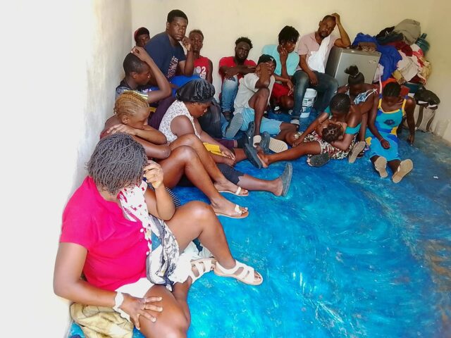 Ejército localiza grupo de 25 haitianos indocumentados durante operativos en Montecristi y Santiago Rodríguez Parte de los extranjeros indocumentados fueron encontrados ocultos en un alojamiento abandonado en el sector El Pocito del municipio Guayubín. Montecristi y Santiago Rodríguez, R.D. – Como parte de las operaciones permanentes de vigilancia e interdicción que desarrolla el Ejército de República Dominicana (ERD), fueron detenidos veinticinco (25) nacionales haitianos indocumentados durante intervenciones realizadas en las provincias Montecristi y Santiago Rodríguez. En una primera acción, miembros del Puesto de Chequeo Militar Mangá, en el municipio de Guayubín, provincia Montecristi, localizaron a catorce (14) nacionales haitianos con estatus migratorio irregular que se encontraban ocultos en un alojamiento abandonado en el sector El Pocito. El grupo estaba integrado por ocho (08) hombres y seis (06) mujeres. En otra intervención, una patrulla de la 4ta. Brigada de Infantería, interceptó a once (11) nacionales haitianos, todos de sexo masculino y en condición migratoria irregular, mientras transitaban por el área conocida como Canal de La Caída, en la provincia Santiago Rodríguez. Los extranjeros detenidos fueron puestos bajo custodia militar y trasladados a la dotación militar correspondiente, para ser entregados a la Dirección General de Migración (DGM), conforme a los procedimientos establecidos por la ley. Ejército localiza grupo de 25 haitianos indocumentados durante operativos en Montecristi y Santiago Rodríguez Parte de los extranjeros indocumentados fueron encontrados ocultos en un alojamiento abandonado en el sector El Pocito del municipio Guayubín. Montecristi y Santiago Rodríguez, R.D. – Como parte de las operaciones permanentes de vigilancia e interdicción que desarrolla el Ejército de República Dominicana (ERD), fueron detenidos veinticinco (25) nacionales haitianos indocumentados durante intervenciones realizadas en las provincias Montecristi y Santiago Rodríguez. En una primera acción, miembros del Puesto de Chequeo Militar Mangá, en el municipio de Guayubín, provincia Montecristi, localizaron a catorce (14) nacionales haitianos con estatus migratorio irregular que se encontraban ocultos en un alojamiento abandonado en el sector El Pocito. El grupo estaba integrado por ocho (08) hombres y seis (06) mujeres. En otra intervención, una patrulla de la 4ta. Brigada de Infantería, interceptó a once (11) nacionales haitianos, todos de sexo masculino y en condición migratoria irregular, mientras transitaban por el área conocida como Canal de La Caída, en la provincia Santiago Rodríguez. Los extranjeros detenidos fueron puestos bajo custodia militar y trasladados a la dotación militar correspondiente, para ser entregados a la Dirección General de Migración (DGM), conforme a los procedimientos establecidos por la ley.