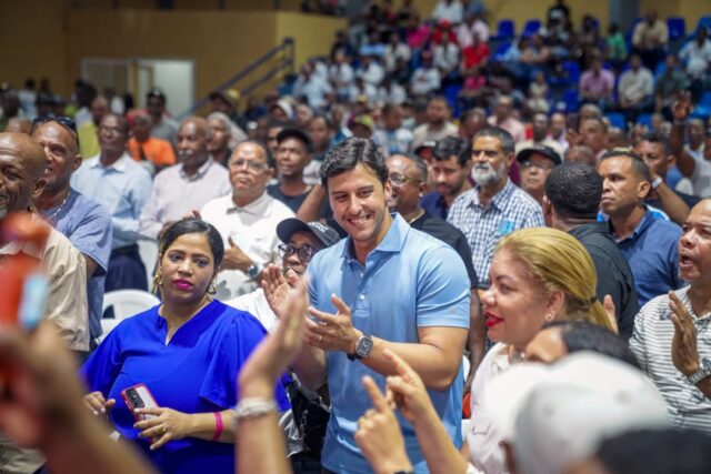 Raymond Rodríguez sorprende a más de 750 padres del Distrito Nacional con una multitudinaria celebración por adelantado de su día Raymond Rodríguez sorprende a más de 750 padres del Distrito Nacional con una multitudinaria celebración por adelantado de su día