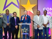 PLD denuncia “colapso sanitario agropecuario” y responsabiliza al gobierno del PRM por pérdidas millonarias y crisis productiva El secretario general del Partido de la Liberación Dominicana (PLD), Johnny Pujols, denunció este lunes la “penosa situación de abandono de la sanidad agropecuaria” por parte del gobierno del PRM, advirtiendo sobre graves consecuencias económicas y productivas para el país. Durante la acostumbrada rueda de prensa de los lunes, Pujols fue enfático al señalar que “el abandono de los programas de sanidad agropecuaria que ejecutaba el PLD cuando gobernó tienen un alto costo económico para los productores agropecuarios y para la República Dominicana”. Afirmó que la crisis se originó desde agosto de 2020, cuando “el gobierno del PRM canceló cientos de técnicos agropecuarios que protegían al país de la entrada de plagas y enfermedades ausentes en el territorio dominicano”. Entre las consecuencias, destacó la entrada del ácaro del bronceado del banano, que ha provocado pérdidas superiores a 7 millones de dólares y afectaciones en exportaciones hacia la Unión Europea. “El daño de esa plaga, junto al descuido del gobierno, ha provocado consecuencias funestas para los productores”, subrayó. En ese contexto, indicó que las exportaciones de banano cayeron un 39 %, al pasar de 363.2 millones de dólares en 2021 a 221.7 millones en 2025. Sobre la peste porcina africana, Pujols sostuvo que “el gobierno del PRM optó por esconder la enfermedad y luego tratar de contenerla cuando ya estaba diseminada”, lo que ha llevado a que el país pase de producir 7 de cada 10 libras de cerdo en 2019 a solo 2 de cada 10 en la actualidad. Agregó que más de 5,000 productores han sufrido pérdidas por más de 2,101 millones de pesos, mientras que “los consumidores dominicanos ahora tienen que pagar hasta 150 pesos por libra de carne de cerdo, cuando antes costaba 70 pesos”. El dirigente peledeísta también denunció el impacto en otros rubros como el aguacate y el mango. En este último caso, advirtió sobre posibles restricciones en exportaciones hacia Estados Unidos: “La veda a las exportaciones de mango representaría pérdidas superiores a los 20 millones de dólares”. Asimismo, alertó que el sector agropecuario ha perdido más de 84,000 empleos y que la canasta básica ha aumentado en 15,100 pesos, afectando directamente a los consumidores. Pujols responsabilizó directamente al oficialismo: “De todas esas plagas hay un solo responsable: el PRM y su gobierno”.