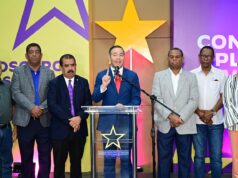PLD denuncia “colapso sanitario agropecuario” y responsabiliza al gobierno del PRM por pérdidas millonarias y crisis productiva El secretario general del Partido de la Liberación Dominicana (PLD), Johnny Pujols, denunció este lunes la “penosa situación de abandono de la sanidad agropecuaria” por parte del gobierno del PRM, advirtiendo sobre graves consecuencias económicas y productivas para el país. Durante la acostumbrada rueda de prensa de los lunes, Pujols fue enfático al señalar que “el abandono de los programas de sanidad agropecuaria que ejecutaba el PLD cuando gobernó tienen un alto costo económico para los productores agropecuarios y para la República Dominicana”. Afirmó que la crisis se originó desde agosto de 2020, cuando “el gobierno del PRM canceló cientos de técnicos agropecuarios que protegían al país de la entrada de plagas y enfermedades ausentes en el territorio dominicano”. Entre las consecuencias, destacó la entrada del ácaro del bronceado del banano, que ha provocado pérdidas superiores a 7 millones de dólares y afectaciones en exportaciones hacia la Unión Europea. “El daño de esa plaga, junto al descuido del gobierno, ha provocado consecuencias funestas para los productores”, subrayó. En ese contexto, indicó que las exportaciones de banano cayeron un 39 %, al pasar de 363.2 millones de dólares en 2021 a 221.7 millones en 2025. Sobre la peste porcina africana, Pujols sostuvo que “el gobierno del PRM optó por esconder la enfermedad y luego tratar de contenerla cuando ya estaba diseminada”, lo que ha llevado a que el país pase de producir 7 de cada 10 libras de cerdo en 2019 a solo 2 de cada 10 en la actualidad. Agregó que más de 5,000 productores han sufrido pérdidas por más de 2,101 millones de pesos, mientras que “los consumidores dominicanos ahora tienen que pagar hasta 150 pesos por libra de carne de cerdo, cuando antes costaba 70 pesos”. El dirigente peledeísta también denunció el impacto en otros rubros como el aguacate y el mango. En este último caso, advirtió sobre posibles restricciones en exportaciones hacia Estados Unidos: “La veda a las exportaciones de mango representaría pérdidas superiores a los 20 millones de dólares”. Asimismo, alertó que el sector agropecuario ha perdido más de 84,000 empleos y que la canasta básica ha aumentado en 15,100 pesos, afectando directamente a los consumidores. Pujols responsabilizó directamente al oficialismo: “De todas esas plagas hay un solo responsable: el PRM y su gobierno”.