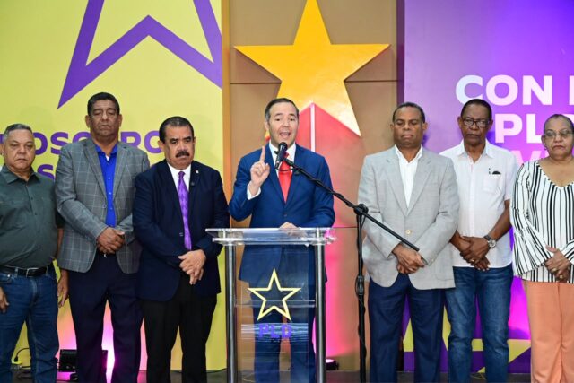 PLD denuncia “colapso sanitario agropecuario” y responsabiliza al gobierno del PRM por pérdidas millonarias y crisis productiva El secretario general del Partido de la Liberación Dominicana (PLD), Johnny Pujols, denunció este lunes la “penosa situación de abandono de la sanidad agropecuaria” por parte del gobierno del PRM, advirtiendo sobre graves consecuencias económicas y productivas para el país. Durante la acostumbrada rueda de prensa de los lunes, Pujols fue enfático al señalar que “el abandono de los programas de sanidad agropecuaria que ejecutaba el PLD cuando gobernó tienen un alto costo económico para los productores agropecuarios y para la República Dominicana”. Afirmó que la crisis se originó desde agosto de 2020, cuando “el gobierno del PRM canceló cientos de técnicos agropecuarios que protegían al país de la entrada de plagas y enfermedades ausentes en el territorio dominicano”. Entre las consecuencias, destacó la entrada del ácaro del bronceado del banano, que ha provocado pérdidas superiores a 7 millones de dólares y afectaciones en exportaciones hacia la Unión Europea. “El daño de esa plaga, junto al descuido del gobierno, ha provocado consecuencias funestas para los productores”, subrayó. En ese contexto, indicó que las exportaciones de banano cayeron un 39 %, al pasar de 363.2 millones de dólares en 2021 a 221.7 millones en 2025. Sobre la peste porcina africana, Pujols sostuvo que “el gobierno del PRM optó por esconder la enfermedad y luego tratar de contenerla cuando ya estaba diseminada”, lo que ha llevado a que el país pase de producir 7 de cada 10 libras de cerdo en 2019 a solo 2 de cada 10 en la actualidad. Agregó que más de 5,000 productores han sufrido pérdidas por más de 2,101 millones de pesos, mientras que “los consumidores dominicanos ahora tienen que pagar hasta 150 pesos por libra de carne de cerdo, cuando antes costaba 70 pesos”. El dirigente peledeísta también denunció el impacto en otros rubros como el aguacate y el mango. En este último caso, advirtió sobre posibles restricciones en exportaciones hacia Estados Unidos: “La veda a las exportaciones de mango representaría pérdidas superiores a los 20 millones de dólares”. Asimismo, alertó que el sector agropecuario ha perdido más de 84,000 empleos y que la canasta básica ha aumentado en 15,100 pesos, afectando directamente a los consumidores. Pujols responsabilizó directamente al oficialismo: “De todas esas plagas hay un solo responsable: el PRM y su gobierno”. PLD denuncia “colapso sanitario agropecuario” y responsabiliza al gobierno del PRM por pérdidas millonarias y crisis productiva El secretario general del Partido de la Liberación Dominicana (PLD), Johnny Pujols, denunció este lunes la “penosa situación de abandono de la sanidad agropecuaria” por parte del gobierno del PRM, advirtiendo sobre graves consecuencias económicas y productivas para el país. Durante la acostumbrada rueda de prensa de los lunes, Pujols fue enfático al señalar que “el abandono de los programas de sanidad agropecuaria que ejecutaba el PLD cuando gobernó tienen un alto costo económico para los productores agropecuarios y para la República Dominicana”. Afirmó que la crisis se originó desde agosto de 2020, cuando “el gobierno del PRM canceló cientos de técnicos agropecuarios que protegían al país de la entrada de plagas y enfermedades ausentes en el territorio dominicano”. Entre las consecuencias, destacó la entrada del ácaro del bronceado del banano, que ha provocado pérdidas superiores a 7 millones de dólares y afectaciones en exportaciones hacia la Unión Europea. “El daño de esa plaga, junto al descuido del gobierno, ha provocado consecuencias funestas para los productores”, subrayó. En ese contexto, indicó que las exportaciones de banano cayeron un 39 %, al pasar de 363.2 millones de dólares en 2021 a 221.7 millones en 2025. Sobre la peste porcina africana, Pujols sostuvo que “el gobierno del PRM optó por esconder la enfermedad y luego tratar de contenerla cuando ya estaba diseminada”, lo que ha llevado a que el país pase de producir 7 de cada 10 libras de cerdo en 2019 a solo 2 de cada 10 en la actualidad. Agregó que más de 5,000 productores han sufrido pérdidas por más de 2,101 millones de pesos, mientras que “los consumidores dominicanos ahora tienen que pagar hasta 150 pesos por libra de carne de cerdo, cuando antes costaba 70 pesos”. El dirigente peledeísta también denunció el impacto en otros rubros como el aguacate y el mango. En este último caso, advirtió sobre posibles restricciones en exportaciones hacia Estados Unidos: “La veda a las exportaciones de mango representaría pérdidas superiores a los 20 millones de dólares”. Asimismo, alertó que el sector agropecuario ha perdido más de 84,000 empleos y que la canasta básica ha aumentado en 15,100 pesos, afectando directamente a los consumidores. Pujols responsabilizó directamente al oficialismo: “De todas esas plagas hay un solo responsable: el PRM y su gobierno”.