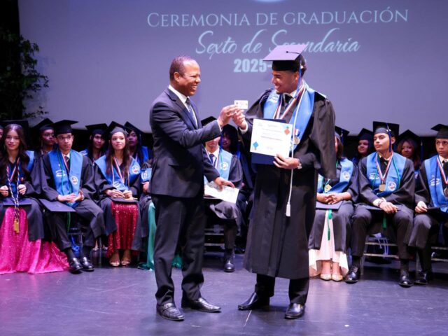 INTRANT entrega carnets de aprendizaje a los primeros bachilleres graduados este año como Guardianes del Tránsito; iniciativa formó a 620 estudiantes INTRANT entrega carnets de aprendizaje a los primeros bachilleres graduados este año como Guardianes del Tránsito; iniciativa formó a 620 estudiantes