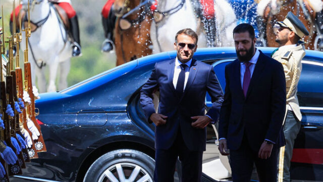 Dos bombas dejan 18 heridos cerca del hotel de Macron en Damasco durante su visita a Siria Fuente: Emol.com - https://www.emol.com/noticias/Internacional/2026/07/07/1204879/bombas-en-siria-visita-macron.html