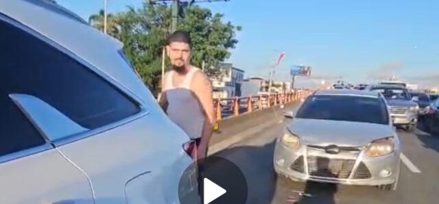 Periodista pide dar con paradero conductor provocó accidente múltiple y huyó del lugar Santo Domingo, RD.- El periodista Iván Féliz denunció este lunes que el conductor de un carro impactó su yipeta provocando un accidente múltiple en el elevado de la avenida John F. Kennedy sobre la Núñez de Cáceres, en el Distrito Nacional, y escapó del lugar para evitar sus responsabilidades. El comunicador, que labora en Grupo de Medios Telemicro, explicó que el conductor del carro marca Ford Focus, placa A 822620, viajaba a alta velocidad la mañana del pasado jueves en dirección Oeste Este, cuando descendía por el elevado próximo Distribuidora Corripio, y al encontrarse con la yipeta del periodista frenó abruptamente recorriendo varios metros y lo impactó en la parte trasera, y a su vez el comunicador colisionó con un camión de una empresa privada que le quedaba delante. Explicó que el irresponsable conductor, quien vestía franela, pantalón y chancletas, aprovechando la buena voluntad del periodista pidió que se orillaran, momento que aprovechó para escapar rápidamente, pero ya el periodista había tomado imágenes del hecho. Tras el accidente múltiple, Iván Féliz acudió a realizar su reporte al Centro del Automovilista, y se espera que aparezca el hombre que provocó el desastre, dejando grandes pérdidas al vehículo del trabajador de la prensa y del camión.