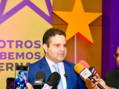 Richard Medina denuncia el alza de precios que afecta hogares pobres y clase media Richard Medina denuncia el alza de precios que afecta hogares pobres y clase media Santo Domingo.- Richard Medina, economista y miembro del Comité Político del Partido de la Liberación Dominicana (PLD), calificó como preocupante el aumento sostenido del costo de la vida, especialmente de la comida, al advertir que la inflación se ha mantenido por encima del rango meta del Banco Central durante varios meses consecutivos, erosionando la capacidad de consumo de los hogares más pobres y de la clase media. "La inflación general está alta, pero el aumento de precios de la comida es mucho mayor. Solo en el último año, la yuca aumentó un 42%, la yautía un 25%, los ajíes un 22%, la carne de res ha subido un 14%, el plátano verde un 12%, el pollo casi un 6% y la papa un 12%. La realidad de los dominicanos es que cada día se compra menos con el mismo dinero. Y esto afecta principalmente a los hogares más pobres ", declaró Richard Medina. Asimismo, el economista destacó que los hogares de clase media, además del impacto de aumentos en los precios de la comida y la gasolina, han visto aumentos de la tarifa de los colegios en hasta 10,000 por niño, de 20% en el mantenimiento de los residenciales, y de varios miles de pesos en la cuota mensual del préstamo hipotecario. “Si sumamos el mayor gasto por aumentos de la comida y la gasolina, con el mayor gasto por los colegios, el mantenimiento de los residenciales y la cuota de la hipoteca, muchas familias de clase media están gastando unos 25,000 a 60,000 pesos adicionales cada mes, cuando el salario no ha subido prácticamente nada”, detalló el dirigente peledeísta. El también Secretario General del PLD en la Circunscripción 1 del Distrito Nacional advirtió sobre la creciente brecha entre precios y salarios, y su efecto sobre las micro, pequeñas y medianas empresas (MIPYMES). "Cuando sube el costo de la vida, sube también el costo de operar. El pequeño comerciante y el emprendedor quedan atrapados entre insumos más caros y clientes con menos capacidad de compra; muchos terminan cerrando o endeudándose para sobrevivir", expresó. Richard Medina, quien es el miembro más joven del Comité Político del PLD, exhortó al Gobierno a priorizar medidas de fondo: reforzar los programas de abastecimiento a bajo costo y la cadena de frío para reducir la pérdida poscosecha que encarece los alimentos, fomentar la producción agropecuaria para alcanzar la soberanía alimentaria completa, y proteger de manera focalizada a los hogares más vulnerables. "La estabilidad macroeconómica solo tiene sentido si se traduce en bienestar para la gente, y hoy muchas personas comen enos", concluyó.