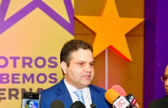 Richard Medina denuncia el alza de precios que afecta hogares pobres y clase media Richard Medina denuncia el alza de precios que afecta hogares pobres y clase media Santo Domingo.- Richard Medina, economista y miembro del Comité Político del Partido de la Liberación Dominicana (PLD), calificó como preocupante el aumento sostenido del costo de la vida, especialmente de la comida, al advertir que la inflación se ha mantenido por encima del rango meta del Banco Central durante varios meses consecutivos, erosionando la capacidad de consumo de los hogares más pobres y de la clase media. "La inflación general está alta, pero el aumento de precios de la comida es mucho mayor. Solo en el último año, la yuca aumentó un 42%, la yautía un 25%, los ajíes un 22%, la carne de res ha subido un 14%, el plátano verde un 12%, el pollo casi un 6% y la papa un 12%. La realidad de los dominicanos es que cada día se compra menos con el mismo dinero. Y esto afecta principalmente a los hogares más pobres ", declaró Richard Medina. Asimismo, el economista destacó que los hogares de clase media, además del impacto de aumentos en los precios de la comida y la gasolina, han visto aumentos de la tarifa de los colegios en hasta 10,000 por niño, de 20% en el mantenimiento de los residenciales, y de varios miles de pesos en la cuota mensual del préstamo hipotecario. “Si sumamos el mayor gasto por aumentos de la comida y la gasolina, con el mayor gasto por los colegios, el mantenimiento de los residenciales y la cuota de la hipoteca, muchas familias de clase media están gastando unos 25,000 a 60,000 pesos adicionales cada mes, cuando el salario no ha subido prácticamente nada”, detalló el dirigente peledeísta. El también Secretario General del PLD en la Circunscripción 1 del Distrito Nacional advirtió sobre la creciente brecha entre precios y salarios, y su efecto sobre las micro, pequeñas y medianas empresas (MIPYMES). "Cuando sube el costo de la vida, sube también el costo de operar. El pequeño comerciante y el emprendedor quedan atrapados entre insumos más caros y clientes con menos capacidad de compra; muchos terminan cerrando o endeudándose para sobrevivir", expresó. Richard Medina, quien es el miembro más joven del Comité Político del PLD, exhortó al Gobierno a priorizar medidas de fondo: reforzar los programas de abastecimiento a bajo costo y la cadena de frío para reducir la pérdida poscosecha que encarece los alimentos, fomentar la producción agropecuaria para alcanzar la soberanía alimentaria completa, y proteger de manera focalizada a los hogares más vulnerables. "La estabilidad macroeconómica solo tiene sentido si se traduce en bienestar para la gente, y hoy muchas personas comen enos", concluyó.