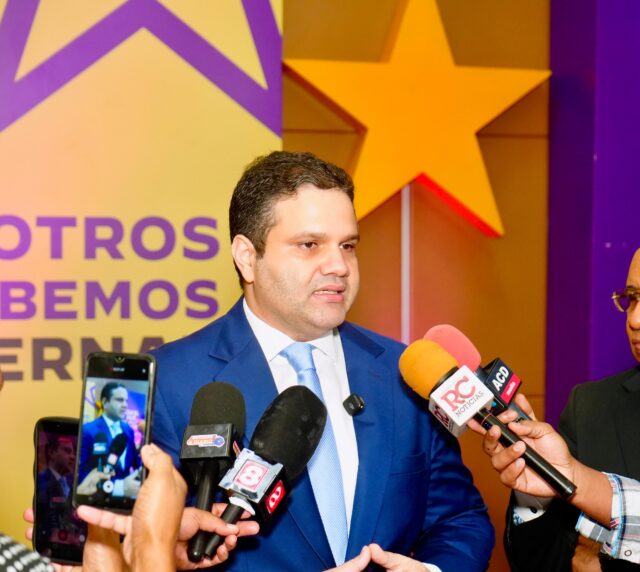 Richard Medina denuncia el alza de precios que afecta hogares pobres y clase media Santo Domingo.- Richard Medina, economista y miembro del Comité Político del Partido de la Liberación Dominicana (PLD), calificó como preocupante el aumento sostenido del costo de la vida, especialmente de la comida, al advertir que la inflación se ha mantenido por encima del rango meta del Banco Central durante varios meses consecutivos, erosionando la capacidad de consumo de los hogares más pobres y de la clase media. "La inflación general está alta, pero el aumento de precios de la comida es mucho mayor. Solo en el último año, la yuca aumentó un 42%, la yautía un 25%, los ajíes un 22%, la carne de res ha subido un 14%, el plátano verde un 12%, el pollo casi un 6% y la papa un 12%. La realidad de los dominicanos es que cada día se compra menos con el mismo dinero. Y esto afecta principalmente a los hogares más pobres ", declaró Richard Medina. Asimismo, el economista destacó que los hogares de clase media, además del impacto de aumentos en los precios de la comida y la gasolina, han visto aumentos de la tarifa de los colegios en hasta 10,000 por niño, de 20% en el mantenimiento de los residenciales, y de varios miles de pesos en la cuota mensual del préstamo hipotecario. “Si sumamos el mayor gasto por aumentos de la comida y la gasolina, con el mayor gasto por los colegios, el mantenimiento de los residenciales y la cuota de la hipoteca, muchas familias de clase media están gastando unos 25,000 a 60,000 pesos adicionales cada mes, cuando el salario no ha subido prácticamente nada”, detalló el dirigente peledeísta. El también Secretario General del PLD en la Circunscripción 1 del Distrito Nacional advirtió sobre la creciente brecha entre precios y salarios, y su efecto sobre las micro, pequeñas y medianas empresas (MIPYMES). "Cuando sube el costo de la vida, sube también el costo de operar. El pequeño comerciante y el emprendedor quedan atrapados entre insumos más caros y clientes con menos capacidad de compra; muchos terminan cerrando o endeudándose para sobrevivir", expresó. Richard Medina, quien es el miembro más joven del Comité Político del PLD, exhortó al Gobierno a priorizar medidas de fondo: reforzar los programas de abastecimiento a bajo costo y la cadena de frío para reducir la pérdida poscosecha que encarece los alimentos, fomentar la producción agropecuaria para alcanzar la soberanía alimentaria completa, y proteger de manera focalizada a los hogares más vulnerables. "La estabilidad macroeconómica solo tiene sentido si se traduce en bienestar para la gente, y hoy muchas personas comen enos", concluyó.