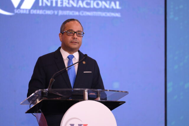 El magistrado Napoleón R. Estévez Lavandier, presidente del Tribunal Constitucional, durante el acto de clausura del VI Congreso Internacional sobre Derecho y Justicia Constitucional. Presidente del TC afirma garantía del debido proceso descansa en jueces independientes