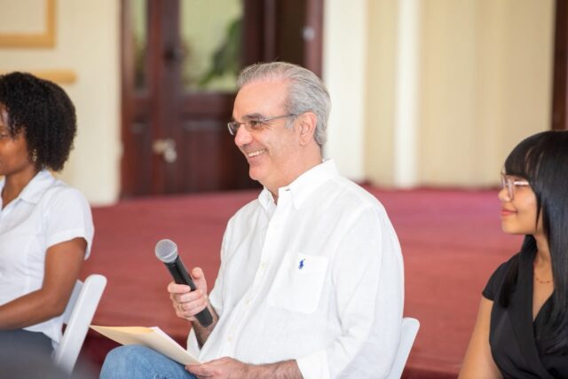 Presidente Abinader sostiene encuentro con 450 estudiantes de escuelas públicas y privadas