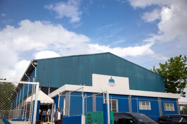 Abinader entrega moderno techado multiuso que impulsa el deporte y la recreación juvenil en Bajos de Haina