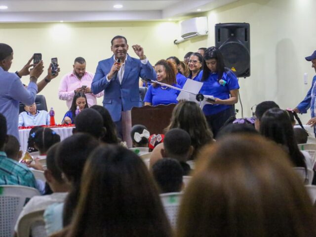 Premio a la Excelencia Orlando Martínez reconoce a 132 estudiantes; 20 alcanzaron índice perfecto de 100