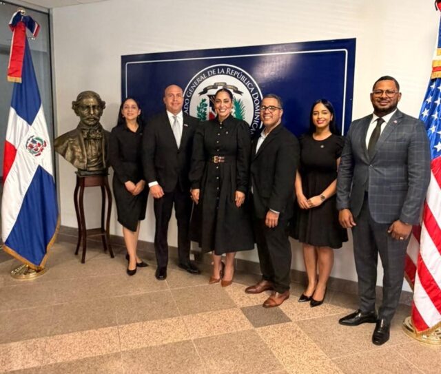 WhatsApp Image 2026-10-13 at 6.12.55 PM Consulado dominicano en Houston recibe busto de Juan Pablo Duarte
