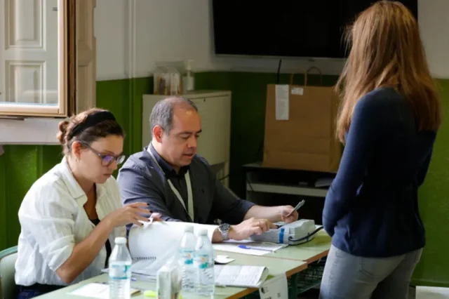 Las elecciones generales en Brasil dieron inicio este domingo con la apertura de las mesas electorales, para recibir el voto de casi 160 millones de ciudadanos que escogen a sus autoridades para los siguientes cuatro años, entre ellas al presidente de la República.